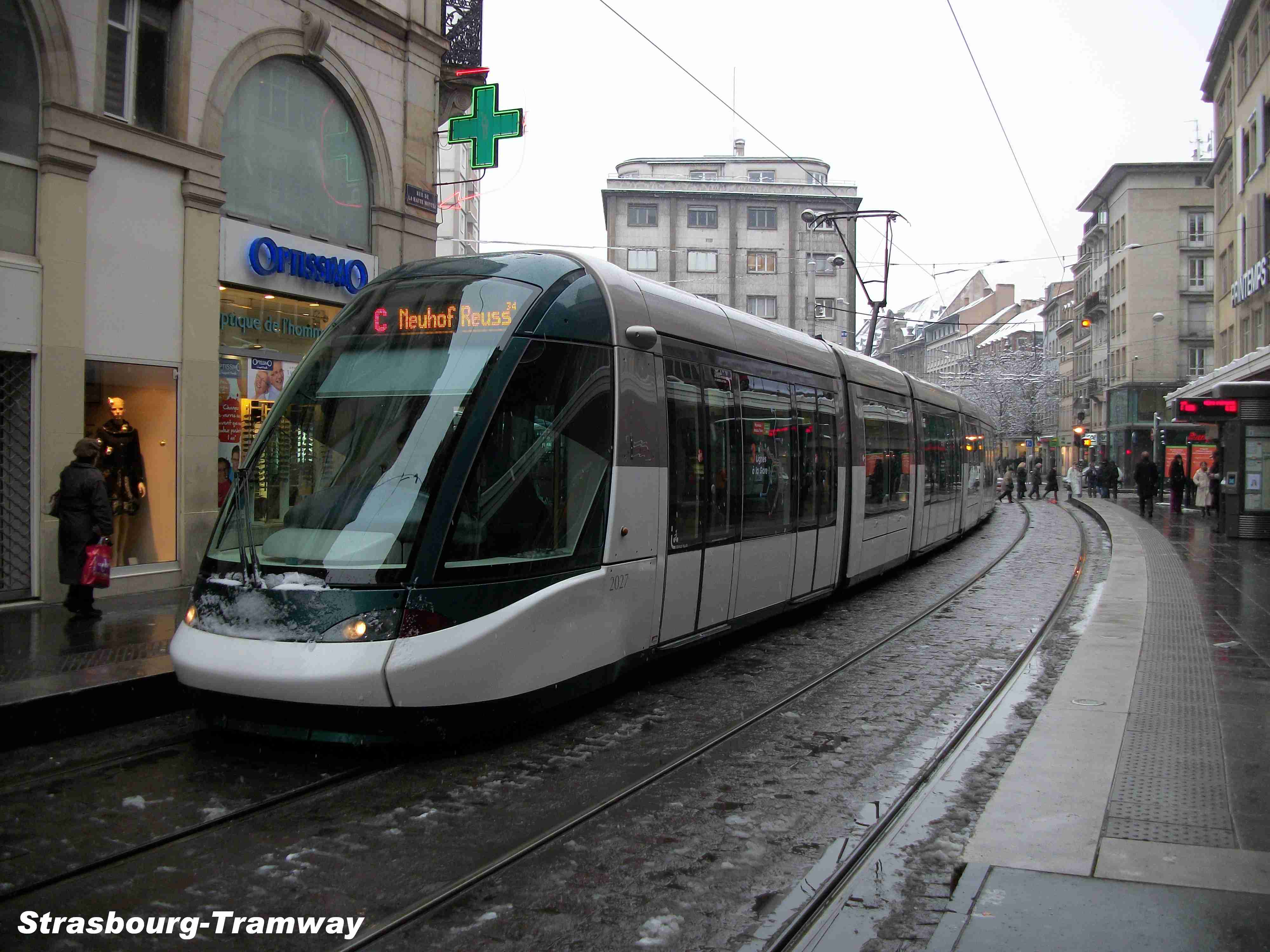 La rame Citadis n� 2027 en station.